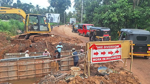 ಬೊಳುವಾರ- ಹಾರಾಡಿ ರಸ್ತೆಯಲ್ಲಿ ಮೋರಿ ಕಾಮಗಾರಿ ನಡೆಯುತ್ತಿರುವುದು. 