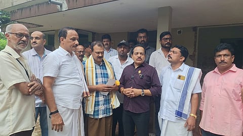 ವಿನಾಯಕ್ ಭಟ್ ಅವರು ತಾವು ವಾಸವಿದ್ದ ಮನೆಯ ಜಾಗವನ್ನು ಶಾಸಕ ಅಶೋಕ್ ಕುಮಾರ್ ರೈ ಮೂಲಕ ದೇವಳಕ್ಕೆ ಹಸ್ತಾಂತರಿಸಿದರು. ಈಶ್ವರ್ ಭಟ್ ಪಂಜಿಗುಡ್ಡೆ, ವಿನಯ ಸುವರ್ಣ, ಕೆ.ವಿ.ಶ್ರೀನಿವಾಸ್ ಇತರರು ಇದ್ದರು.