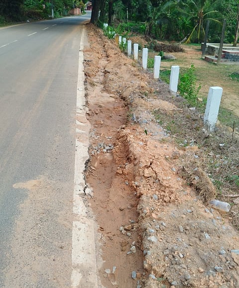 ವೀರಕಂಬ ಸಮೀಪ ರಸ್ತೆಯ ಅಂಚಿಗೆ ಅಗೆದಿರುವುದರಿಂದ ಮಳೆಗಾಲದಲ್ಲಿ ಅಪಾಯ ಎದುರಿಸುವಂತಾಗಿದೆ. 