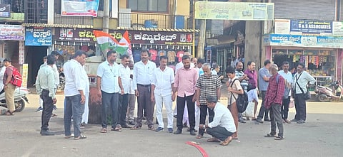 ಪುತ್ತೂರಿನಲ್ಲಿ ಸರ್ಕಾರಿ ಮೆಡಿಕಲ್ ಕಾಲೇಜು ಸ್ಥಾಪನೆಗೆ ರಾಜ್ಯ ಸಚಿವ ಸಂಪುಟ ಅನುದಾನ ಬಿಡುಗಡೆಗೆ ಆಡಳಿತಾತ್ಮಕ ಅನುಮೋದನೆ ನೀಡಿರುವುದನ್ನು ಸ್ವಾಗತಿಸಿ ವಿಟ್ಲ ಬ್ಲಾಕ್ ಕಾಂಗ್ರೆಸ್ ವತಿಯಿಂದ ಖಾಸಗಿ ಬಸ್ ನಿಲ್ದಾಣದಲ್ಲಿ ಸಂಭ್ರಮಾಚರಣೆ ನಡೆಯಿತು. ಪದ್ಮನಾಭ ಪೂಜಾರಿ ಸಣ್ಣಗುತ್ತು, ಎಂ.ಎಸ್.ಮುಹಮ್ಮದ್, ಎಂ.ಕೆ.ಮುಸಾ ಇತರರು ಇದ್ದರು.