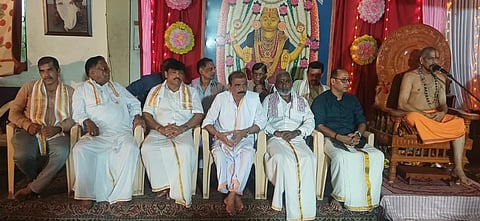 ಶ್ರೀಧಾಮ ಶ್ರೀ ದುರ್ಗಾ ಮಹಾಲಕ್ಷ್ಮೀ ಕ್ಷೇತ್ರದಲ್ಲಿ ಶ್ರೀ ವರಮಹಾಲಕ್ಷ್ಮೀ ವ್ರತಾಚರಣೆಯ ಸಾಮೂಹಿಕ ಲಕ್ಷ್ಮೀ ಪೂಜೆಯ ಕಾರ್ಯಕ್ರಮದಲ್ಲಿ  ಶ್ರೀ ಮೋಹನದಾಸ ಪರಮಹಂಸ ಸ್ವಾಮೀಜಿ ಆಶೀರ್ವಚನ ನೀಡಿದರು. ಶ್ರೀಕಾಂತ್, ಕೆ.ದಿವಾಕರ ಮೂಲ್ಯ, ಕೆ.ಕೃಷ್ಣಪ್ಪ ಕಣ್ವತೀರ್ಥ, ಗೋಪಾಲ ಕೆ. ಇದ್ದರು. 