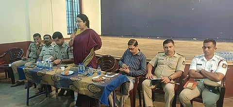 ಸಾರ್ವಜನಿಕ ಶಾಂತಿ ಸುವ್ಯವಸ್ಥೆ ಕಾಪಾಡುವ ನಿಟ್ಟಿನಲ್ಲಿ ನಡೆದ ಶಾಂತಿ ಸಭೆಯಲ್ಲಿ ಸಹಾಯಕ ಆಯುಕ್ತೆ ಸ್ಟೆಲ್ಲಾ ವರ್ಗೀಸ್ ಮಾತನಾಡಿದರು. ಪ್ರಮೋದ್ ಕುಮಾರ್, ಜಾನ್ಸನ್ ಡಿಸೋಜ, ಸುನಿಲ್ ಕುಮಾರ್ ಉಪಸ್ಥಿತರಿದ್ದರು.