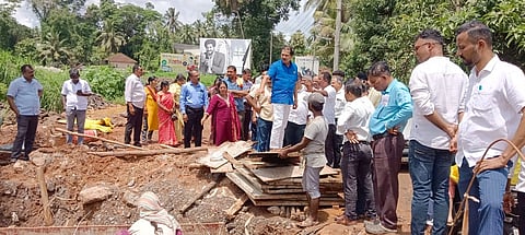 ಬೊಳುವಾರು- ಹಾರಾಡಿ ರಸ್ತೆ ಕಾಮಗಾರಿ ಸಮಸ್ಯೆ ಪರಿಶೀಲಿಸಲು ಬಿಜೆಪಿ ನಿಯೋಗ ಸ್ಥಳಕ್ಕೆ ಭೇಟಿ ನೀಡಿತು. ಮಾಜಿ ಶಾಸಕ ಸಂಜೀವ ಮಠಂದೂರು, ಲೀಲಾವತಿ ಅಣ್ಣು ನಾಯ್ಕ, ಜೀವಂಧರ್ ಜೈನ್ ಇತರರು ಇದ್ದರು.