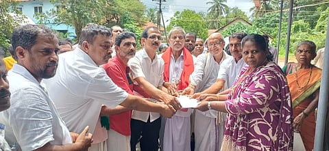 ವಿಟ್ಲ ತಾಲೂಕು ಹಾಗೂ ವಿಧಾನ ಸಭಾ ಕ್ಷೇತ್ರ ರಚನೆಗೆ ಆಗ್ರಹಿಸಿ ಉಪ ತಹಸೀಲ್ದಾರ್ ರಶ್ಮಿ ಮೂಲಕ ಸರ್ಕಾರಕ್ಕೆ ಮನವಿ ಸಲ್ಲಿಸಲಾಯಿತು. ಹೋರಾಟ ಸಮಿತಿ ಅಧ್ಯಕ್ಷ ಬಿ.ಕೆ.ಬಶೀರ್, ರಮಾನಾಥ ವಿಟ್ಲ, ಮುರುವ ಮಹಾಬಲ ಭಟ್, ಕಾನ ಈಶ್ವರ ಭಟ್ ಇದ್ದರು.