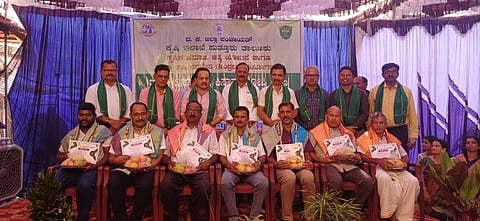 ರೈತರ ದಿನಾಚರಣೆ, ಕೃಷಿ ಗೋಷ್ಠಿ, ಸವಲತ್ತು ವಿತರಣೆ ಕಾರ್ಯಕ್ರಮದಲ್ಲಿ ಕೆ.ಜಯಪ್ರಕಾಶ್, ವಿನಯಚಂದ್ರ ಪಿ.ಕೆ., ಕೆ.ಅನಂತ ಬೋರ್ಕರ್, ಅಲೆಕ್ಸ್ ವರ್ಗೀಸ್, ಪ್ರವೀಣ್ ಚೆನ್ನಾವರ, ಚಿದಾನಂದ ಶೆಟ್ಟಿ ಕೆ., ಮೋನಪ್ಪ ಗೌಡ ಅವರಿಗೆ ಶ್ರೇಷ್ಠ ಕೃಷಿಕ ಪುರಸ್ಕಾರ ಪ್ರದಾನಿಸಲಾಯಿತು.