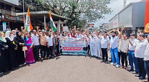 ಕೇಂದ್ರ ಸರ್ಕಾರದ ನೀಟ್ ಪರೀಕ್ಷೆ ಅಕ್ರಮ, ಕಾಂಗ್ರೆಸ್ ನಾಯಕ ರಾಹುಲ್ ಗಾಂಽ ಬಂಧನ ಖಂಡಿಸಿ ಪುತ್ತೂರು ಗಾಂಽ ಕಟ್ಟೆಯ ಬಳಿ ಕಾಂಗ್ರೆಸ್ ಪ್ರತಿಭಟನೆ ನಡೆಸಿತು. ಎಚ್.ಮಹಮ್ಮದ್ ಆಲಿ, ಡಾ.ರಾಜಾರಾಮ್, ಮಹಮ್ಮದ್ ಬಡಗನ್ನೂರು ಮೊದಲಾದವರು ಇದ್ದರು.