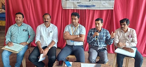 ವಿಟ್ಲದಲ್ಲಿ ನಡೆದ ಜನಸಂಪರ್ಕ ಸಭೆಯಲ್ಲಿ ಮೆಸ್ಕಾಂ ಅಧೀಕ್ಷಕ ಇಂಜಿನಿಯರ್ ಕೃಷ್ಣರಾಜ ಕೆ. ಮಾತನಾಡಿದರು.