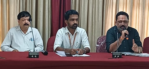 ಪುತ್ತೂರು ವಿಧಾನಸಭಾ ಕ್ಷೇತ್ರಕ್ಕೆ ಸಂಬಂಧಿಸಿದ ಬೂತ್ ಏಜೆಂಟ್‌ಗಳಿಗೆ ಹಾಗೂ ಮಾಧ್ಯಮ ಪ್ರತಿನಿಧಿಗಳಿಗೆ ತಾಪಂನಲ್ಲಿ ನಡೆದ ಎಸ್‌ಐಆರ್ ತರಬೇತಿ ಕಾರ್ಯಾಗಾರದಲ್ಲಿ ಪ್ರಶಾಂತ್ ನಾಯಕ್ ಮಾತನಾಡಿದರು. ಡಾ.ಹರಿಪ್ರಸಾದ್ ಇತರರು ಇದ್ದರು.