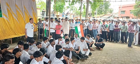 ನೀಟ್ ಪರೀಕ್ಷೆ ಹಗರಣ ಮತ್ತು ದೆಹಲಿಯಲ್ಲಿ ವಿದ್ಯಾರ್ಥಿಗಳ ಮೇಲೆ ನಡೆದ ದೌರ್ಜನ್ಯವನ್ನು ಖಂಡಿಸಿ ಪುತ್ತೂರಿನಲ್ಲಿ ನಡೆದ ಪ್ರತಿಭಟನೆಯಲ್ಲಿ ಸಾಮಾಜಿಕ ಹೋರಾಟಗಾರ ರಾಘವೇಂದ್ರ ಹಾಲ್ಕೆರೆ ಮಾತನಾಡಿದರು. ಸೂತ್ರಬೆಟ್ಟು ಜಗನ್ನಾಥ ರೈ,  ಮಹಮ್ಮದ್ ರಿಯಾಝ್, ಬಾತಿಷ ಅಳಕೆಮಜಲು, ಅಮಳ ರಾಮಚಂದ್ರ,  ಬಿ.ಎಂ.ಭಟ್ ಇತರರು ಇದ್ದರು.