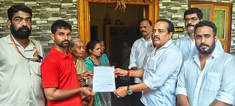 ಬರಿಮಾರಿನಲ್ಲಿ ಖಾಸಗಿ ಶಾಲಾ ಬಸ್ ಮೇಲೆ ಮರ ಬಿದ್ದು ಮೃತಪಟ್ಟ ಬಾಲಕಿ ಚಿರನ್ವಿ ಕುಟುಂಬಕ್ಕೆ ೫ ಲಕ್ಷ ರೂ. ಪರಿಹಾರದ ಆದೇಶ ಪತ್ರವನ್ನು ಶಾಸಕ ಅಶೋಕ್ ರೈ ವಿತರಿಸಿದರು. ಉಮಾನಾಥ ಶೆಟ್ಟಿ ಪೆರ್ನೆ, ರವಿ, ಮನೋಹರ್ ಉಪಸ್ಥಿತರಿದ್ದರು.