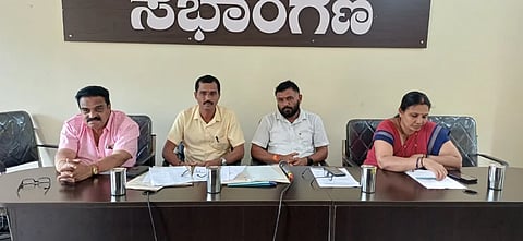 ವಿಟ್ಲ ಪಟ್ಟಣ ಪಂಚಾಯಿತಿ ಸಾಮಾನ್ಯ ಸಭೆ ಪಟ್ಟಣ ಪಂಚಾಯಿತಿ ಅಧ್ಯಕ್ಷ ಕರುಣಾಕರ ನಾಯ್ತೊಟ್ಟು ಅಧ್ಯಕ್ಷತೆಯಲ್ಲಿ ನಡೆಯಿತು. ಅಶೋಕ್ ಕುಮಾರ್ ಶೆಟ್ಟಿ, ಸಂಗೀತಾ, ಕರುಣಾಕರ ಉಪಸ್ಥಿತರಿದ್ದರು.