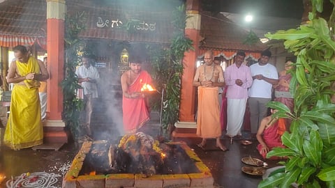 ಶ್ರೀಧಾಮ ಶ್ರೀ ದುರ್ಗಾ ಮಹಾಲಕ್ಷ್ಮೀ ಕ್ಷೇತ್ರದಲ್ಲಿ ಶ್ರೀ ವರಮಹಾಲಕ್ಷ್ಮೀ ವ್ರತಾಚರಣೆ ಸಾಮೂಹಿಕ ಲಕ್ಷ್ಮೀ ಪೂಜೆಯ ಚಂಡಿಕಾ ಹವನದ ಪೂರ್ಣಾಹುತಿ ನಡೆಯಿತು. ಶ್ರೀ ಮೋಹನದಾಸ ಪರಮಹಂಸ ಸ್ವಾಮೀಜಿ, ರಾಮ ಪ್ರಸಾದ್ ನಲ್ಲೂರಾಯ, ವೇದವ್ಯಾಸ ರಾಮಕುಂಜ, ಮುರುವ ನಡುಮನೆ ಮಹಾಬಲ ಭಟ್ ಇದ್ದರು.