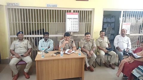 ಬಕ್ರೀದ್ ಹಿನ್ನೆಲೆಯಲ್ಲಿ ಪುತ್ತೂರು ಸಂಚಾರಿ ಠಾಣೆಯಲ್ಲಿ ನಡೆದ ಪುತ್ತೂರು ಉಪ ವಿಭಾಗಮಟ್ಟದ ಸಭೆಯಲ್ಲಿ ಪೊಲೀಸ್ ಉಪಾಽಕ್ಷಕ ಪ್ರಮೋದ್ ಕುಮಾರ್ ಮಾತನಾಡಿದರು. ಜಾನ್ಸನ್ ಡಿಸೋಜ, ತಿಮ್ಮಪ್ಪ ನಾಯ್ಕ, ಸುನೀಲ್ ಕುಮಾರ್, ದುರ್ಗಾ ಸಿಂಗ್ ಇದ್ದರು.
