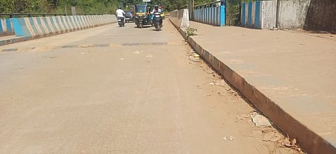 ರೈಲ್ವೆ ಮೇಲ್ಸೇತುವೆಯ ಇನ್ನೊಂದು ಭಾಗದ ಕಾಂಕ್ರೀಟ್ ಜಗ್ಗಿರುವುದು.
