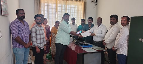 ಬೇಡಿಕೆಗಳ ಈಡೇರಿಕೆಗೆ ಆಗ್ರಹಿಸಿ ಅಖಿಲ ಕರ್ನಾಟಕ ಸರ್ಕಾರಿ ಪರವಾನಗಿ ಪಡೆದ ಭೂ ಮಾಪಕರ ಸಂಘದ ಪುತ್ತೂರು ಘಟಕದ ಸದಸ್ಯರು ಭೂ ದಾಖಲೆಗಳ ಸಹಾಯಕ ನಿರ್ದೇಶಕರಿಗೆ ಮನವಿ ಸಲ್ಲಿಸಿದರು. ಪೂರ್ಣೇಶ್ ಬಿ.ಎಂ., ಮಾದೇಗೌಡ ಸಿ.ಆರ್., ಸುಶ್ಮಿತಾ ಇತರರು ಇದ್ದರು.