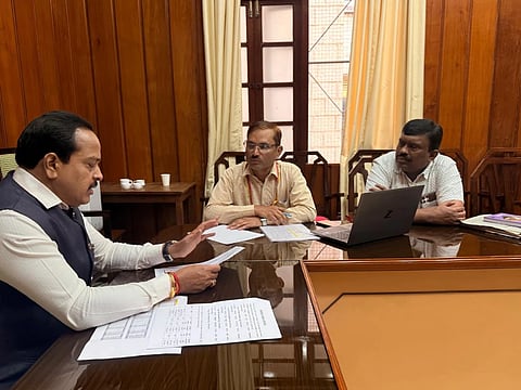 ವಿಧಾನಸೌಧ ಕಚೇರಿಯಲ್ಲಿ ಹವಾಮಾನ ಆಧಾರಿತ ಬೆಳೆ ವಿಮಾ ಪರಿಹಾರ ಮೊತ್ತದಲ್ಲಿ ಲೋಪವಾಗಿರುವ ಬಗ್ಗೆ ತೋಟಗಾರಿಕಾ ಇಲಾಖೆ ಅಧಿಕಾರಿಗಳ ಜತೆಗೆ ಸಭೆ