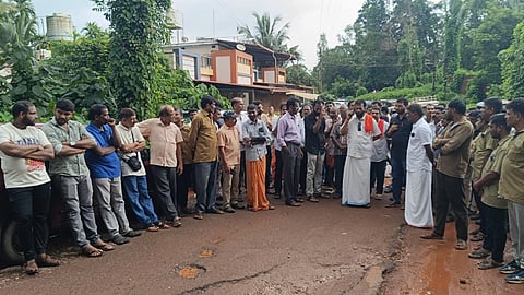 ಪುರುಷರಕಟ್ಟೆ-ಶಾಂತಿಗೋಡು ರಸ್ತೆಯ ಮಾಯಂಗಲದಿಂದ ಕೂಡುರಸ್ತೆಯವರೆಗಿನ ರಸ್ತೆಯನ್ನು ಸಂಚಾರ ಯೋಗ್ಯಗೊಳಿಸುವಂತೆ ಪುತ್ತಿಲ ಪರಿವಾರ ಟ್ರಸ್ಟ್ ವತಿಯಿಂದ ಮಾಯಂಗಲದಲ್ಲಿ ರಸ್ತೆ ತಡೆ ಮಾಡಿ ಪ್ರತಿಭಟನೆ ನಡೆಸಲಾಯಿತು. 