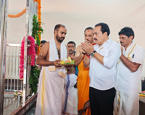ಪುತ್ತೂರು ಶ್ರೀ ಮಹಾಲಿಂಗೇಶ್ವರ ದೇವಸ್ಥಾನದಲ್ಲಿ ಪ್ರತಿಷ್ಠಾಪನಾ ಕಾರ್ಯಕ್ರಮದ ಅಂಗವಾಗಿ ಭೇಟಿ ನೀಡಿದ ಶಾಸಕ ಅಶೋಕ್ ಕುಮಾರ್ ರೈ ವಿಶೇಷ ಪ್ರಾರ್ಥನೆ ಸಲ್ಲಿಸಿ ನವಗ್ರಹ ಪ್ರತಿಷ್ಠಾಪನೆಯ ಪ್ರಸಾದ ಸ್ವೀಕರಿಸಿದರು.