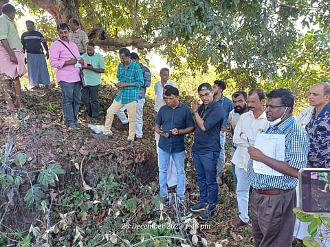 ಮಿಂಚಿಪದವು ಎಂಡೋಸಲ್ಪಾನ್ ವಿಲೇವಾರಿ ಮಾಡಲಾಗಿದೆ ಎಂದು ಹೇಳಿತ್ತಿರುವ ಪಾಳು ಬಾವಿಯನ್ನು ಕೇಂದ್ರ ಮಾಲಿನ್ಯ ನಿಯಂತ್ರಣ ಮಂಡಳಿ ಬೆಂಗಳೂರು ಪ್ರಾದೇಶಿಕ ನಿರ್ದೇಶನಾಲಯದ ಪ್ರಾದೇಶಿಕ ನಿರ್ದೇಶಕ ಜೆ. ಚಂದ್ರಬಾಬು ವೀಕ್ಷಿಸಿದರು.