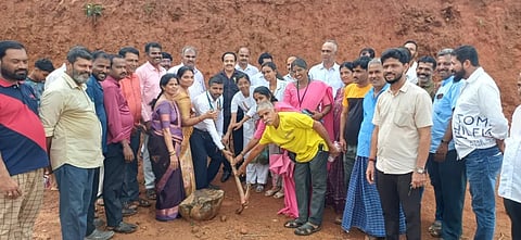 ಪೊಟ್ಟಡ್ಕದಲ್ಲಿ ಬಿಲ್ಲಂಪದವು ಆರೋಗ್ಯ ಉಪ ಕೇಂದ್ರ ನಿರ್ಮಾಣಕ್ಕೆ ಶಾಸಕ ಅಶೋಕ್‌ ಕುಮಾರ್‌ ರೈ ಶಿಲಾನ್ಯಾಸ ನಡೆಸಿದರು. ಪದ್ಮನಾಭ ಪೂಜಾರಿ ಸಣ್ಣಗುತ್ತು, ಪ್ರವೀಣ್‌ ಚಂದ್ರ ಆಳ್ವ, ಮುರಳೀಧರ ರೈ ಮಠಂತಬೆಟ್ಟು, ರಂಜಿತ್‌ ಬಂಗೇರ ಇದ್ದರು.