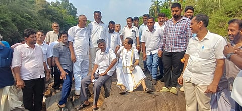 ಪೂನಡ್ಕ ಪ್ರದೇಶದಲ್ಲಿ ನಿರ್ಮಾಣವಾಗಬೇಕಾದ ಸೇತುವೆ ಕಾಮಗಾರಿ ವೀಕ್ಷಣೆಗೆ ಆಗಮಿಸಿದ ಲೋಕೋಪಯೋಗಿ ಸಚಿವ ಸತೀಶ್ ಜಾರಕಿಹೊಳೆ ಸಿರಿಯ ಹೊಳೆಯಲ್ಲಿ ಕುಳಿತು ಮಾಹಿತಿ ಪಡೆದರು. ಅಶೋಕ್ ಕುಮಾರ್ ರೈ, ಪದ್ಮನಾಭ ಪೂಜಾರಿ ಸಣ್ಣಗುತ್ತು, ಗೋಪಾಲಕೃಷ್ಣ ನಾಯಕ್ ಕಕ್ವೆ, ಶ್ರೀಧರ್ ಬಾಳೆಕಲ್ಲು ಇತರರು ಇದ್ದರು.