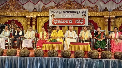 ಮಾಣಿಲ ಶ್ರೀಧಾಮ ಶ್ರೀದುರ್ಗಾಮಹಾಲಕ್ಷ್ಮೀ ಕ್ಷೇತ್ರದಲ್ಲಿ ೪೯ ದಿನಗಳ ಕಾಲ ನಡೆದ ‘ಓಂ ನಮೋ ಭಗವತೇ ವಾಸುದೇವಾಯ’ ಮಂತ್ರ ಪಠಣದ ಮಂಗಳಾಚರಣೆಯ ಧಾರ್ಮಿಕ ಸಭೆಯಲ್ಲಿ ಶ್ರೀ ಮೋಹನದಾಸ ಪರಮಹಂಸ ಸ್ವಾಮೀಜಿ ಆಶೀರ್ವಚನ ನೀಡಿದರು. ಮುಂಬೈ ಸಾಧ್ವೀ ಸತ್ಯಾಮೃತ ನಂದಿನಿ ಸಾನ್ನಿಧ್ಯ ವಹಿಸಿದ್ದರು. ಡಾ.ಹರೀಶ್ ಬೊಟ್ಟಾರಿ ಚೇವಾರು, ಪ್ರಕಾಶ್ ವೈ.ಪುತ್ತೂರು, ರೇವತಿ ಪೆರ್ನೆ ಇತರರು ಉಪಸ್ಥಿತರಿದ್ದರು.