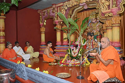 ಒಡಿಯೂರು ಶ್ರೀ ಗುರುದೇವದತ್ತ ಸಂಸ್ಥಾನದಲ್ಲಿ ನಡೆದ ಸಾರ್ವಜನಿಕ ಶ್ರೀ ವರಮಹಾಲಕ್ಷ್ಮೀ ವ್ರತ ಪೂಜೆಯಲ್ಲಿ ಒಡಿಯೂರು ಶ್ರೀ ಗುರುದೇವಾನಂದ ಸ್ವಾಮೀಜಿ ಆಶೀರ್ವಚನ ನೀಡಿದರು. ಸಾಧ್ವೀ ಮಾತಾನಂದಮಯೀ ಸಾನ್ನಿಧ್ಯ ವಹಿಸಿದ್ದರು.