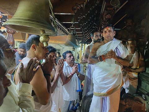 ಮಹತೋಭಾರ ಶ್ರೀ ಮಹಾಲಿಂಗೇಶ್ವರ ದೇವಸ್ಥಾನದಲ್ಲಿ ಕುಂಟಾರು ರವೀಶ್ ತಂತ್ರಿಗಳ ನೇತೃತ್ವದಲ್ಲಿ ಸಾಮೂಹಿಕ ಪ್ರಾರ್ಥನೆ ನಡೆಯಿತು.