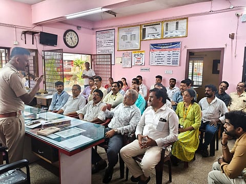ಚಿನ್ನಾಭರಣ ವಿಚಾರವಾಗಿ ಮುಂಜಾಗ್ರತಾ ಕ್ರಮದ ಬಗ್ಗೆ ನಗರ ಠಾಣೆ ಉಪನಿರೀಕ್ಷಕ ಆಂಜನೇಯ ರೆಡ್ಡಿ ಮಾತನಾಡಿದರು.