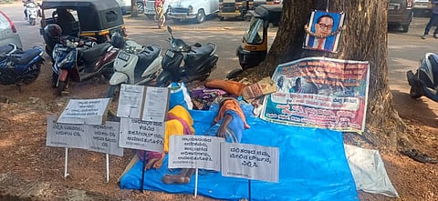 ಧರಣಿ ನಿರತ ಕೌಕ್ರಾಡಿ ಕಾಪಿನಬಾಗಿಲು ನಿವಾಸಿ ರಾಧಾಮ್ಮ ಹಾಗೂ ಮುತ್ತು ಸ್ವಾಮಿ ದಂಪತಿ ಮರದ ಕೆಳಗೆ ವಿಶ್ರಾಂತಿ ಪಡೆದುಕೊಳ್ಳುತ್ತಿರುವುದು.