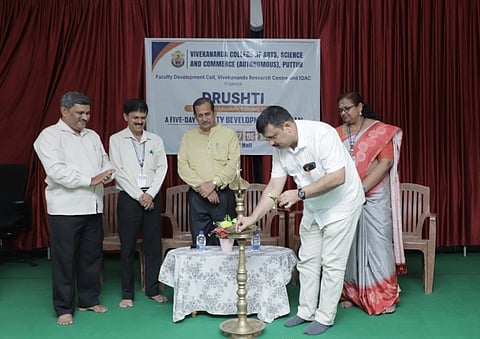 ವಿವೇಕಾನಂದ ಕಾಲೇಜಿನಲ್ಲಿ ಉಪನ್ಯಾಸಕರ ಪುನಶ್ಚೇತನ ಕಾರ್ಯಾಗಾರವನ್ನು ಮುರಳಿಕೃಷ್ಣ ಕೆ.ಎನ್‌. ಉದ್ಘಾಟಿಸಿದರು. ಪ್ರೊ.ಶ್ರೀಪತಿ ಕಲ್ಲೂರಾಯ, ಶ್ರೀಕೃಷ್ಣ ಗಣರಾಜ ಭಟ್‌ ಇತರರು ಇದ್ದರು.