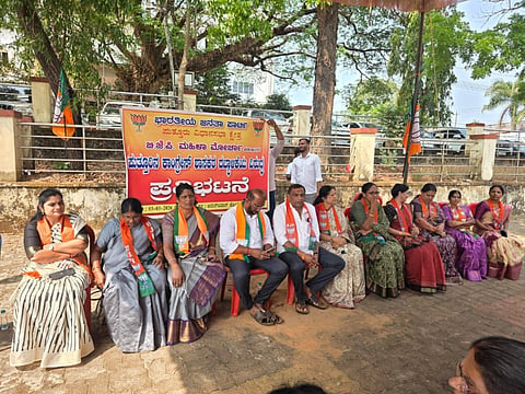 ಪುತ್ತೂರು ಶಾಸಕರ ವರ್ತನೆಯನ್ನು ಖಂಡಿಸಿ ಬಿಜೆಪಿ ಮಹಿಳಾ ಮೋರ್ಚಾ ಪುತ್ತೂರು ವಿಧಾನಸಭಾ ಕ್ಷೇತ್ರದ ವತಿಯಿಂದ ಪ್ರತಿಭಟನೆ ನಡೆಯಿತು.