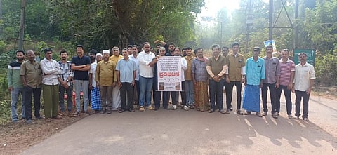 ರಸ್ತೆ ದುರಸ್ತಿಗಾಗಿ ಆಗ್ರಹಿಸಿ ನೆಲ್ಲಿಕಟ್ಟೆ ಜಂಕ್ಷನ್‌ನಲ್ಲಿ ಸ್ಥಳೀಯರು ಪ್ರತಿಭಟನೆ ನಡೆಸಿದರು.
