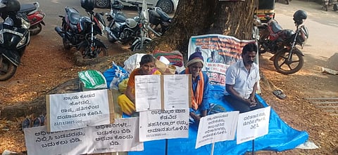 ಮನೆ ಕಳೆದುಕೊಂಡ ಕೌಕ್ರಾಡಿ ಕಾಪಿನಬಾಗಿಲು ನಿವಾಸಿ ರಾಧಾಮ್ಮ ಹಾಗೂ ಮುತ್ತು ಸ್ವಾಮಿ ದಂಪತಿ ನ್ಯಾಯಕ್ಕಾಗಿ ತಾಲೂಕು ಆಡಳಿತ ಸೌಧದ ಮುಂದೆ ಧರಣಿ ನಡೆಸುತ್ತಿರುವುದು. ಪುತ್ರ ಸುಬ್ರಹ್ಮಣ್ಯ ಹಾಜರಿದ್ದರು.