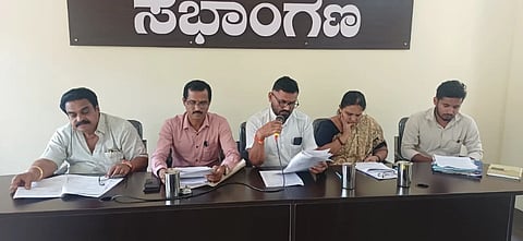 ವಿಟ್ಲ ಪಟ್ಟಣ ಪಂಚಾಯಿತಿ ಸಾಮಾನ್ಯ ಸಭೆಯಲ್ಲಿ ಅಧ್ಯಕ್ಷ ಕರುಣಾಕರ ನಾಯ್ತೊಟ್ಟು ಮಾತನಾಡಿದರು. ಸಂಗೀತಾ, ಅಶೋಕ್, ಕರುಣಾಕರ, ಮನೋಜ್ ಇದ್ದರು.