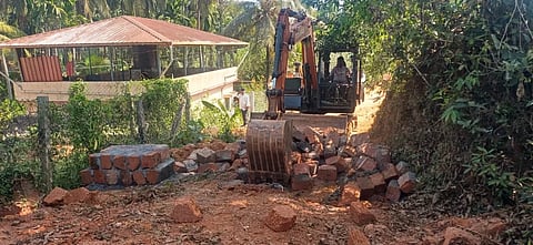 ಅಧಿಕಾರಿಗಳ ಸೂಚನೆಯಂತೆ ಸಂಪರ್ಕ ರಸ್ತೆಗೆ ಅಡ್ಡಲಾಗಿ ಕಟ್ಟಿರುವ ಕಲ್ಲುಗಳನ್ನು ಯಂತ್ರದ ಮೂಲಕ ತೆರವು ಮಾಡಲಾಯಿತು.