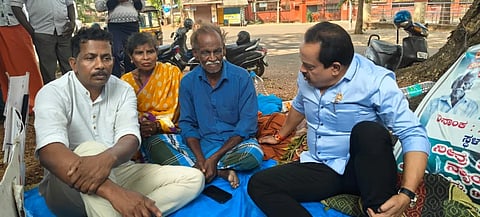 ಮನೆ ಕಳೆದುಕೊಂಡ ಕೌಕ್ರಾಡಿ ಕಾಪಿನಬಾಗಿಲು ನಿವಾಸಿ ರಾಧಮ್ಮ ಹಾಗೂ ಮುತ್ತು ಸ್ವಾಮಿ ವೃದ್ಧ ದಂಪತಿ ನಡೆಸುತ್ತಿರುವ ಆಹೋರಾತ್ರಿ ಧರಣಿ ಸ್ಥಳಕ್ಕೆ ಶಾಸಕ ಅಶೋಕ್ ಕುಮಾರ್ ರೈ ಭೇಟಿ ನೀಡಿ ಮಾತುಕತೆ ನಡೆಸಿದರು. ನೀತಿ ತಂಡ ಜಯಂತ ಟಿ., ಪುತ್ರ ಸುಬ್ರಹ್ಮಣ್ಯ ಉಪಸ್ಥಿತರಿದ್ದರು.