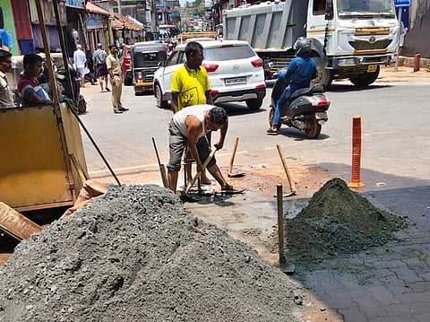 ವಿಟ್ಲದ ನಾಲ್ಕು ಮಾರ್ಗ ಜಂಕ್ಷನ್‌ನಲ್ಲಿ ಸಿಸಿ ಕ್ಯಾಮರಾ ಹಾಕಲು ಕಂಬ ಅಳಡಿಸಿರುವುದು. 