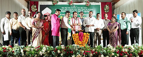 ಕೊಂಬೆಟ್ಟು ಬಂಟರ ಭವನದಲ್ಲಿ ಪುತ್ತೂರು ತಾಲೂಕುಮಟ್ಟದ ಶಿಕ್ಷಕರ ದಿನಾಚರಣೆ-ಗುರುವಂದನಾ ಕಾರ್ಯಕ್ರಮವನ್ನು ಶಾಸಕ ಅಶೋಕ್ ಕುಮಾರ್ ರೈ ಉದ್ಘಾಟಿಸಿದರು. ರಾಜೇಂದ್ರ ಭಟ್, ಉಮಾನಾಥ ಶೆಟ್ಟಿ ಪೆರ್ನೆ, ರಾಮಕೃಷ್ಣ ಮಲ್ಲಾರ ಮೊದಲಾದವರು ಉಪಸ್ಥಿತರಿದ್ದರು.