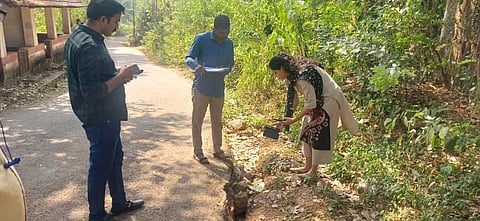 ಬಲ್ನಾಡು ದೇವಸ್ಯ ರಸ್ತೆಯ ಉಜ್ರುಪಾದೆಯಲ್ಲಿ ಬಹುಗ್ರಾಮ ಕುಡಿಯುವ ನೀರಿನ ಯೋಜನೆಯಿಂದ ರಸ್ತೆಯ ಬದಿ ಕಿತ್ತು ಹೋಗಿರುವುದನ್ನು ಲೋಕಾಯುಕ್ತ ಅಧಿಕಾರಿಗಳು ಪರಿಶೀಲನೆ ನಡೆಸಿದರು.