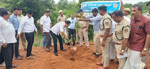 ಬನ್ನೂರು ಸರ್ಕಾರಿ ಹಿರಿಯ ಪ್ರಾಥಮಿಕ ಶಾಲೆಯಲ್ಲಿ ವನಮಹೋತ್ಸವ ಮತ್ತು ಪರಿಸರ ದಿನಾಚರಣೆಯನ್ನು ಗಿಡ ನೆಡುವ ಮೂಲಕ ಶಾಸಕ ಅಶೋಕ್ ಕುಮಾರ್ ರೈ ಉದ್ಘಾಟಿಸಿದರು. ಗುರುಪ್ರಸಾದ್ ಆಚಾರ್ಯ ಪಿ., ಸುಬ್ಬಯ್ಯ ನಾಯ್ಕ, ಕಿರಣ್ ಬಿ.ಎಂ. ಇತರರು ಇದ್ದರು.