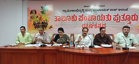 ಬಂಟ್ವಾಳ ಹಾಗೂ ಪುತ್ತೂರು ತಾಲೂಕುಮಟ್ಟದ ಪ್ರಕೃತಿ ವಿಕೋಪ ಮುನ್ನೆಚ್ಚರಿಕೆ ಪೂರ್ವಭಾವಿ ಸಭೆಯಲ್ಲಿ ಶಾಸಕ ಅಶೋಕ್ ರೈ ಮಾತನಾಡಿದರು. ಸ್ಟೆಲ್ಲಾ ವರ್ಗೀಸ್, ಬಿ.ಎಸ್.ಕೂಡಲಗಿ, ಮಂಜುನಾಥ್ ಇದ್ದರು.