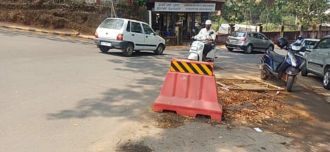 ತಿರುವಿನಲ್ಲಿ ರಸ್ತೆ ಅಗೆದ ಪರಿಣಾಮ ಅಪಾಯಕ್ಕೆ ಆಹ್ವಾನಿಸುವಂತಿದೆ. 