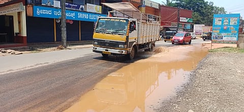 ಪುತ್ತೂರು ಮುಖ್ಯ ರಸ್ತೆಯ ಮಯೂರ ಜಂಕ್ಷನ್ ಬಳಿ ರಸ್ತೆಯಲ್ಲಿ ಮಳೆ ನೀರು ನಿಂತು ವಾಹನ ಸಂಚಾರಕ್ಕೆ ಸಮಸ್ಯೆಯಾಗಿರುವುದು.
