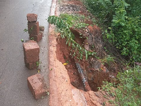 ಕುದ್ದುಪದವು ತಿರುವಿನ ಮೋರಿ ಬದಿ ಮಳೆ ನೀರಿಗೆ ಕೊಚ್ಚಿ ಹೋಗಿ ಬೃಹತ್‌ ಗುಂಡಿ ನಿರ್ಮಾಣವಾಗಿರುವುದು.