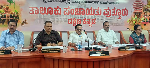 ಪುತ್ತೂರು ತಾಲೂಕು ಪಂಚಾಯಿತಿಯಲ್ಲಿ ನಡೆದ ಕೆಡಿಪಿ ತ್ರೈಮಾಸಿಕ ಸಭೆಯಲ್ಲಿ ಶಾಸಕ ಅಶೋಕ್ ಕುಮಾರ್ ರೈ ಮಾತನಾಡಿದರು. ಉಮಾನಾಥ ಶೆಟ್ಟಿ, ಎಸ್.ಬಿ.ಕೂಡಲಗಿ, ನವೀನ್ ಭಂಡಾರಿ, ವಿದ್ಯಾ ಕಾಳೆ ಉಪಸ್ಥಿತರಿದ್ದರು.