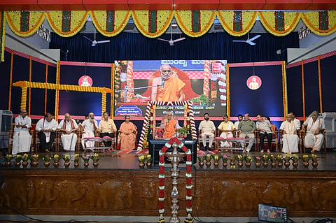 ಒಡಿಯೂರು ಶ್ರೀ ಗುರುದೇವದತ್ತ ಸಂಸ್ಥಾನದ ರಾಜಾಂಗಣದಲ್ಲಿ ಶ್ರೀ ಗುರುದೇವಾನಂದ ಸ್ವಾಮೀಜಿ ಆಶೀರ್ವಚನ ನೀಡಿದರು. ಸಾಽ ಮಾತಾನಂದಮಯೀ ಸಾನ್ನಿಧ್ಯ ವಹಿಸಿದ್ದರು. ಕ್ಯಾ.ಬ್ರಿಜೇಶ್ ಚೌಟ, ರಾಜೇಶ್ ನಾಕ್ ಯು., ಡಾ.ಕೆ.ಪ್ರಕಾಶ್ ಶೆಟ್ಟಿ, ಶ್ಯಾಮ ಎನ್. ಶೆಟ್ಟಿ, ಡಾ.ರವಿ ಶೆಟ್ಟಿ ಮೂಡಂಬೈಲ್ ಇದ್ದರು. 