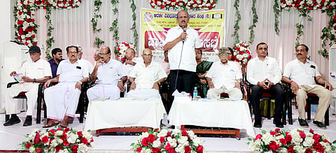 ಪುತ್ತೂರು ಆದರ್ಶ ವಿವಿಧೋದ್ದೇಶ ಸಹಕಾರ ಸಂಘದ ವಾರ್ಷಿಕ ಮಹಾಸಭೆಯಲ್ಲಿ ಅಧ್ಯಕ್ಷ ಕೆ.ಸೀತಾರಾಮ ರೈ ಸವಣೂರು ಮಾತನಾಡಿದರು. ಎನ್.ಸುಂದರ ರೈ ಸವಣೂರು, ಬಿ.ಮಹಾಬಲ ರೈ ಬೋಳಂತೂರು ಇತರರು ಇದ್ದರು.