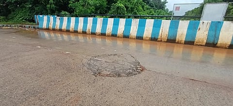 ಸೇತುವೆ ನಂಬರ್‌ 520ರ ಮಧ್ಯೆ ಕಾಣಿಸಿರುವ ಬಿರುಕು.