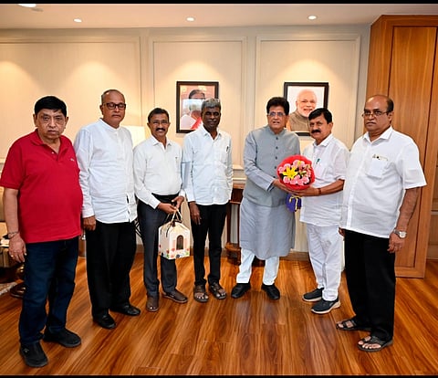 ಅಡಿಕೆ ಆಮದು ಕನಿಷ್ಠ ಬೆಲೆ ನಿಗದಿ ಮಾಡುವಂತೆ ಕೇಂದ್ರ ವಾಣಿಜ್ಯ ಮತ್ತು ಕೈಗಾರಿಕಾ ಸಚಿವ ಪಿಯೂಷ್ ಗೋಯಲ್ ಅವರಿಗೆ ನಿಯೋಗ ಮನವಿ ಸಲ್ಲಿಸಿತು. ಸಂಸದ ಕೋಟ ಶ್ರೀನಿವಾಸ ಪೂಜಾರಿ, ಕ್ಯಾಂಪ್ಕೊ ಅಧ್ಯಕ್ಷ ಎಸ್.ಆರ್.ಸತೀಶ್ಚಂದ್ರ, ವ್ಯವಸ್ಥಾಪಕ ನಿರ್ದೇಶಕ ಡಾ.ಬಿ.ವಿ.ಸತ್ಯನಾರಾಯಣ, ಅಡಿಕೆ ಮಹಾಮಂಡಲ ಅಧ್ಯಕ್ಷ ಆರಗ ಜ್ಞಾನೇಂದ್ರ ಮತ್ತಿತರರಿದ್ದರು.
